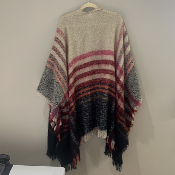 NWOT Boho Fabulous Plaid Fringed Poncho Shawl - One Size - Picture 6 of 8